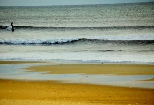 solo unidentified longboard by Mocean365